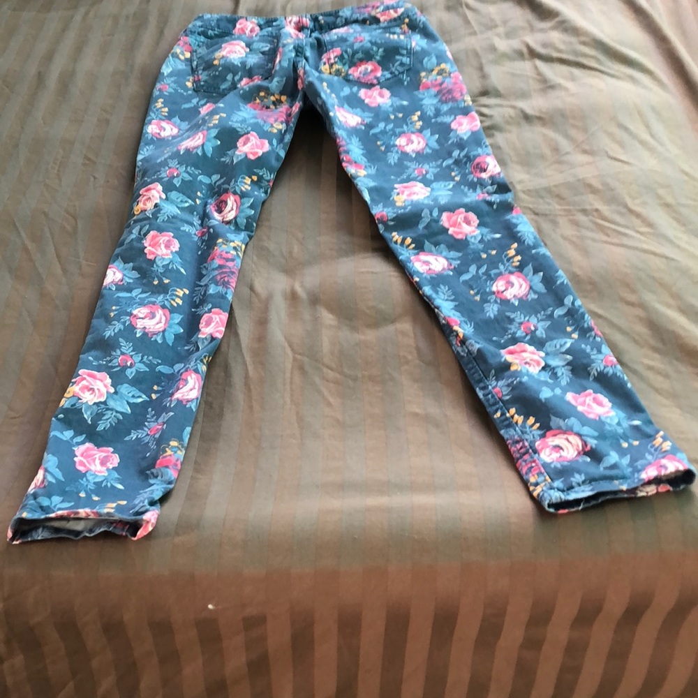 Flower 🌸 jeans - Picture 3 of 3